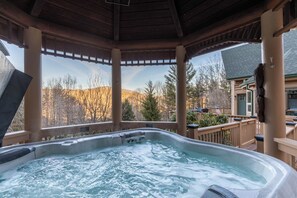 Hytte, flere senger, spabadekar, fjellutsikt (Whispering Willow) | Utendørs boblebad