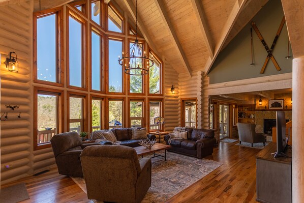 キャビン ベッド (複数台) スパ浴槽 マウンテンビュー (Whispering Willow) | リビング エリア | 暖炉