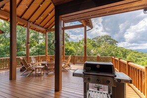 Une terrasse en bois avec des meubles d’extérieur et un barbecue.