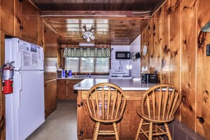 Fridge, microwave, oven, stovetop - Estrold's Cabin- Pioneer Cabin (St.Germain)