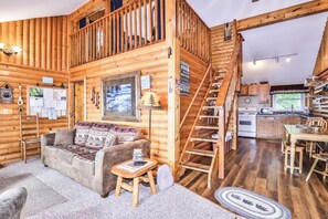 Living area - Estrold's Resort-White Oak (St.Germain)