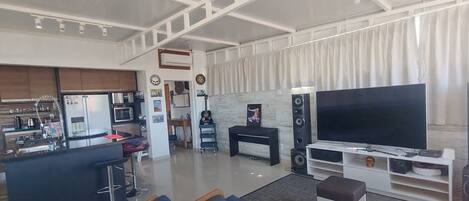 Smart TV, chimenea, videojuegos