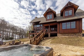 Hytte, flere senger, spabadekar, fjellutsikt (Little Cubs Cabin at Eagles Nest) | Eksteriør