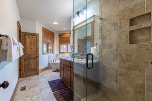 Designer toiletartikelen, handdoeken, toiletpapier