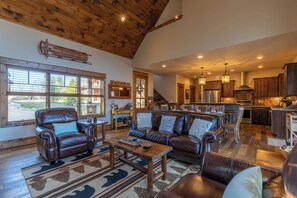 Hytte, flere senger, spabadekar, fjellutsikt (Little Cubs Cabin at Eagles Nest) | Innvendig