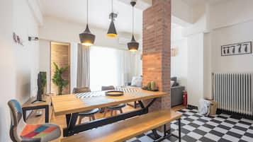 Leilighet – comfort, 1 dobbeltseng med sovesofa, ikke-røyk, balkong | Spiseområde på rommet