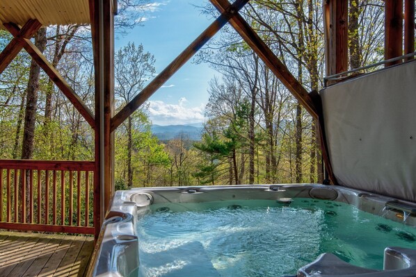 Outdoor spa tub - Chestnut Lodge (Boone)