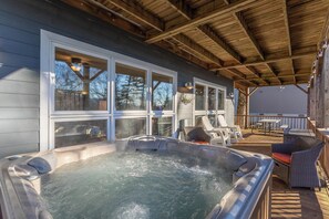 Casa, várias camas, banheira de imersão, vista para a montanha (Misty Mountain Hideaway) | Terraço/pátio