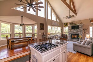 Interior - Misty Mountain Hideaway (Blowing Rock)