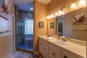 Ferienhaus, Mehrere Betten, Whirlpool, Bergblick (Misty Mountain Hideaway) | Badezimmer | Designer-Toilettenartikel, Handtücher, Toilettenpapier