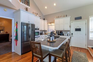 Casa, várias camas, banheira de imersão, vista para a montanha (Misty Mountain Hideaway) | Cozinha privada | Cafeteira/chaleira