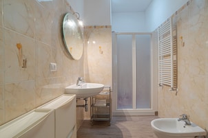 Apartamento familiar, varias habitaciones (Casa Caterina) | Baño | Ducha, secador de pelo, bidé y toallas