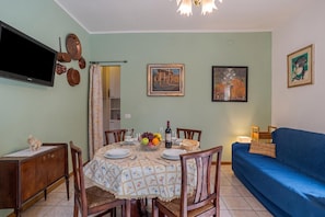 Perhehuoneisto, 1 makuuhuone, mikroaaltouuni (Casa Caterina) | Ruokailu