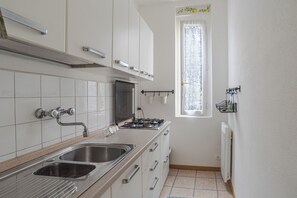 Réfrigérateur, four à micro-ondes, surface de cuisson, lave-vaisselle