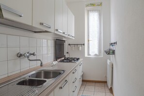 Réfrigérateur, micro-ondes, plaque de cuisson, lave-vaisselle