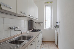 Refrigerador, microondas, placa de cocina, lavavajillas