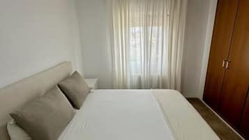 4 bedrooms, iron/ironing board, WiFi