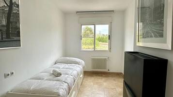 4 slaapkamers, een strijkplank/strijkijzer, wifi