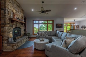 House, Multiple Beds, Hot Tub, Mountain View (Tobey's Den) | Living area - Tobey's Den (Fleetwood)