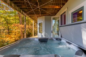 Nhà, nhiều giường, bồn tắm nước nóng, quang cảnh núi (Tobey's Den) | Bồn tắm spa ngoài trời