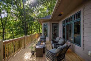 Terrace/patio - Tobey's Den (Fleetwood)