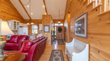 Nhà, nhiều giường, bồn tắm nước nóng, quang cảnh núi (Buena Vista) | Khu phòng khách | Lò sưởi