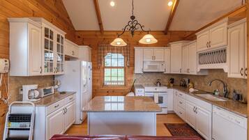 Rumah, Beberapa Tempat Tidur, hot tub, pemandangan gunung (Buena Vista) | Dapur pribadi | Mesin pembuat kopi/teh