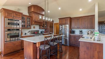 Rumah, Beberapa Tempat Tidur, hot tub, pemandangan gunung (Tobey's Den) | Dapur pribadi | Mesin pembuat kopi/teh