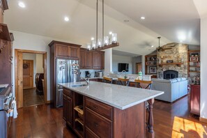 House, Multiple Beds, Hot Tub, Mountain View (Tobey's Den) | Private kitchen | Coffee/tea maker - Tobey's Den (Fleetwood)