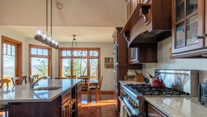 House, Multiple Beds, Hot Tub, Mountain View (Tobey's Den) | Private kitchen - Tobey's Den (Fleetwood)
