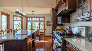 Rumah, Beberapa Tempat Tidur, hot tub, pemandangan gunung (Tobey's Den) | Dapur pribadi | Mesin pembuat kopi/teh