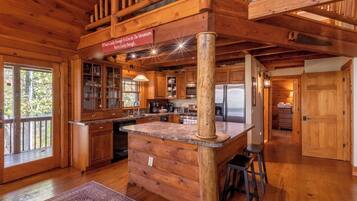 Rumah, Beberapa Tempat Tidur, hot tub, pemandangan gunung (Bear Necessities) | Dapur pribadi | Mesin pembuat kopi/teh