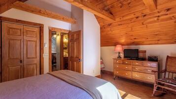 House, Multiple Beds, Hot Tub, Mountain View (Bear Necessities) | 4 bedrooms, individually decorated, individually furnished, bed sheets