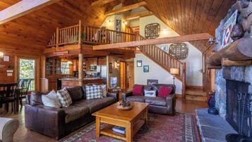 Rumah, Beberapa Tempat Tidur, hot tub, pemandangan gunung (Bear Necessities) | Area keluarga | Perapian