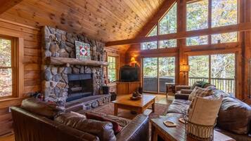 Rumah, Beberapa Tempat Tidur, hot tub, pemandangan gunung (Bear Necessities) | Area keluarga | Perapian