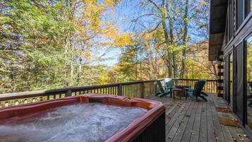 Rumah, Beberapa Tempat Tidur, hot tub, pemandangan gunung (Bear Necessities) | Balkon