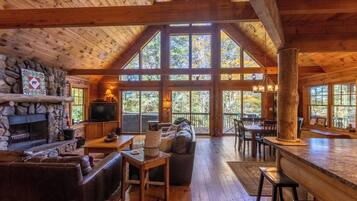 Rumah, Beberapa Tempat Tidur, hot tub, pemandangan gunung (Bear Necessities) | Area keluarga | Perapian
