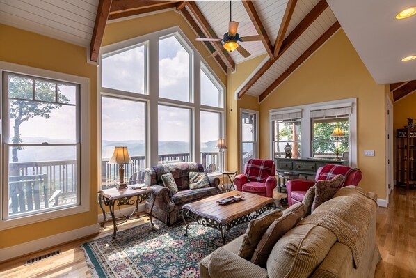 Casa, várias camas, acesso à piscina, vista para a montanha (Echota Ridge Boulders) | Área de estar | Lareira