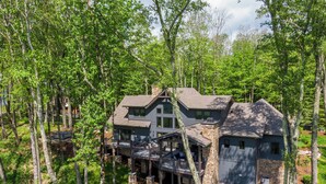 Exterior - Howling at the Moon at Eagles Nest (Banner Elk)