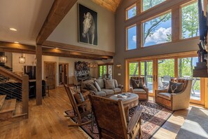 Ferienhütte, Mehrere Betten, Whirlpool, Bergblick (Howling at the Moon at Eagles Nest) | Wohnbereich | Kamin