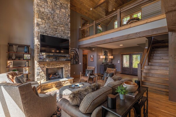 Ferienhütte, Mehrere Betten, Whirlpool, Bergblick (Howling at the Moon at Eagles Nest) | Wohnbereich | Kamin