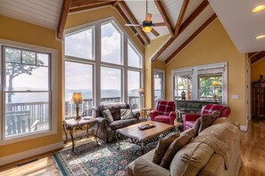 บ้านพัก, หลายเตียง, ใช้สระว่ายน้ำได้, วิวภูเขา (Echota Ridge Boulders) | บริเวณนั่งเล่น | เตาผิง