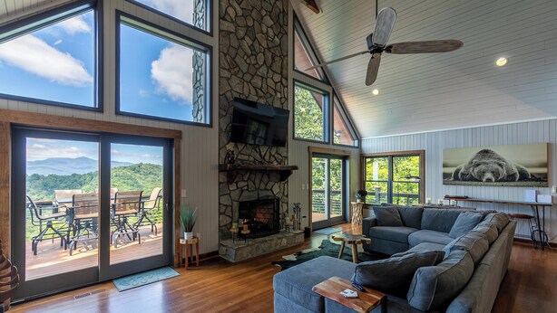 Ferienhaus, Mehrere Betten, Terrasse, Bergblick (Rockcliff Retreat) | Wohnbereich | Kamin