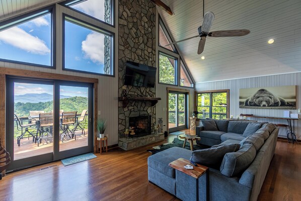 하우스, 침대(여러 개), 파티오, 산 전망 (Rockcliff Retreat) | 거실 공간 | 벽난로