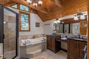Hus - flere senge - terrasse - bjergudsigt (Rockcliff Retreat) | Badeværelse | Designertoiletartikler, håndklæder, Toiletpapir