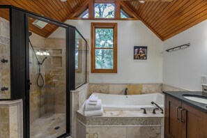 Maison, plusieurs lits, patio, vue montagne (Rockcliff Retreat) | Salle de bain