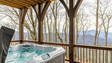 House, Multiple Beds, Hot Tub, Mountain View (5 Cubs Lodge at Eagles Nest) | Outdoor spa tub