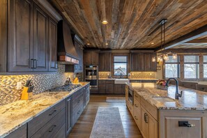 Private kitchen - 5 Cubs Lodge at Eagles Nest (Banner Elk)