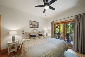 Ferienhaus, Mehrere Betten, Whirlpool, Bergblick (Muir Lodge) | 3 Schlafzimmer, individuell dekoriert, individuell eingerichtet