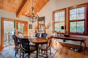 Huis, meerdere bedden, hot tub, uitzicht op bergen (Muir Lodge) | Dineren